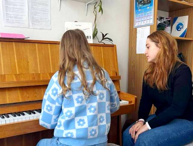 Олександра Лапідус проводить заняття з ученицею 5 класу Іриною Качур